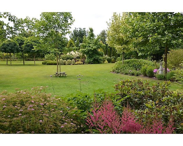 De Vier Handen Vlagtwedde - Het Tuinpad Op / In Nachbars Garten